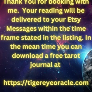 Peut inclure: Un message texte jaune sur un fond de galaxie bleu fonc&eacute; et violet avec une plan&egrave;te dans le coin. Le texte dit : "Salut ! Merci de votre r&eacute;servation. Votre lecture vous sera livr&eacute;e dans vos messages Etsy dans le d&eacute;lai indiqu&eacute; dans la liste. En attendant, vous pouvez t&eacute;l&eacute;charger un journal de tarot gratuit &agrave; l'adresse https://tigereyeoracle.com Copyright 2023 Tiger Eye Oracle"