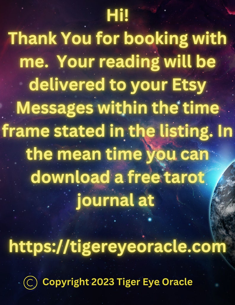Peut inclure: Un message texte jaune sur un fond de galaxie bleu fonc&eacute; et violet avec une plan&egrave;te dans le coin. Le texte dit : "Salut ! Merci de votre r&eacute;servation. Votre lecture vous sera livr&eacute;e dans vos messages Etsy dans le d&eacute;lai indiqu&eacute; dans la liste. En attendant, vous pouvez t&eacute;l&eacute;charger un journal de tarot gratuit &agrave; l'adresse https://tigereyeoracle.com Copyright 2023 Tiger Eye Oracle"