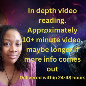 Peut inclure: Une femme aux cheveux bruns fonc&eacute;s sourit &agrave; la cam&eacute;ra. L'arri&egrave;re-plan est une n&eacute;buleuse violette et noire avec une plan&egrave;te en arri&egrave;re-plan. Le texte indique : "Lecture vid&eacute;o approfondie. Environ 10 minutes de vid&eacute;o, peut-&ecirc;tre plus longtemps si plus d'informations arrivent. Livr&eacute; dans les 24 &agrave; 48 heures."