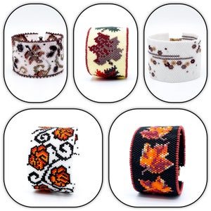 Puede incluir: Cinco pulseras de cuentas con diferentes diseños de hojas de otoño. Las pulseras son blancas, crema, negras y naranjas con detalles marrones, rojos y morados.