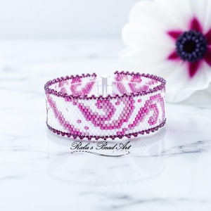 Wzór na bransoletkę z watą cukrową, ściegiem peyote, różowo-fioletowe zawijasy (do pobrania w wersji cyfrowej)