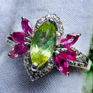 Anillo de cóctel de plata de ley con peridoto, rubí y diamantes, ajustable, talla 6.5 (EE. UU.)