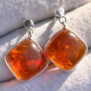 Ambre de Pologne, boucle d'oreille cabochon, lunette en argent 925, boucle d'oreille faite main pour elle, cadeau d'anniversaire, boucle d'oreille de 3 cm de long