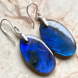 Elegante pendiente de cabujón de labradorita para ella, pendiente ovalado de labradorita azul natural para uso diario, pendiente hecho a mano de 6 cm de largo.