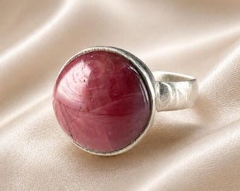 Ring van sterling zilver met natuurlijke robijn | Handgemaakte sieraden met cabochon edelsteen
