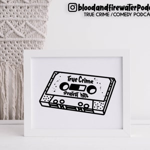 Puede incluir: Una impresión enmarcada en blanco con una ilustración en blanco y negro de una cinta de casete. La cinta tiene las palabras "True Crime Greatest Hits" impresas en ella.
