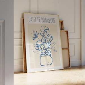 Arte lineal floral azul y neutro: póster de exposición de estética francesa, dibujo de flores en un jarrón, arte botánico bohemio imprimible