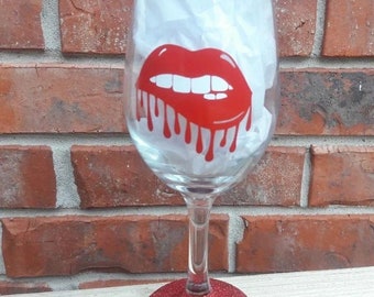 Drippin' Lips Wine Glass With Glitter Base