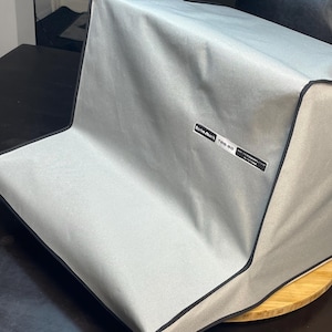 Pode incluir: Um conjunto de três canecas de cerâmica com acabamento manchado e fosco. As canecas são em tons de creme, cinza claro e cinza escuro. Cada caneca tem um design simples e minimalista, ideal para café ou chá.
