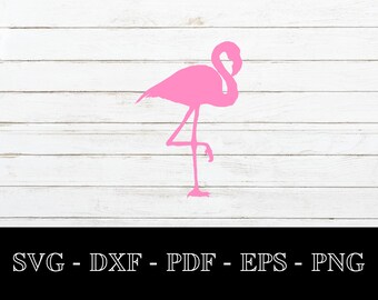 Könnte beinhalten: Pinkfarbene Flamingo-Silhouette vor einem weißen Holz Hintergrund. Der Flamingo steht auf einem Bein und hat den Kopf nach unten geneigt.