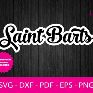 Può includere: Un adesivo bianco con testo nero che recita "Saint Barts" in un carattere corsivo. L'adesivo è su uno sfondo di legno scuro.