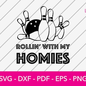以下が含まれることがあります： ボーリングのボールとピンの白黒グラフィック。グラフィックの下には「ROLLIN' WITH MY HOMIES」というテキストが表示されています。画像の下部には「SVG - DXF - PDF - EPS - PNG」というテキストが含まれています。