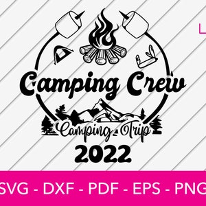 Könnte beinhalten: Schwarz-weiß-Illustration einer Camping-Crew mit Lagerfeuer, Zelt und Marshmallows. Der Text lautet "Camping Crew Camping Trip 2022".