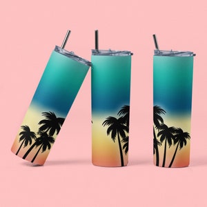 Könnte beinhalten: Drei Edelstahlbecher mit einem Farbverlauf in Blau, Grün, Gelb und Orange. Die Becher zeigen eine Silhouette von Palmen vor einem Sonnenuntergang.