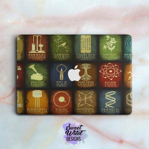 Puede incluir: Funda para portátil con un diseño de cuadrados coloridos con ilustraciones y nombres de científicos como Faraday, Darwin y Einstein. El logotipo de Apple es visible. El diseño incluye el texto "Sweet Wild Designs".