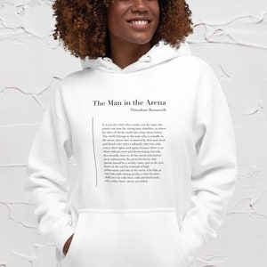 The Man in the Arena autorstwa Theodore'a Roosevelta Unisex Hoodie - Bluza z kapturem z cytatem, Moda literacka, Minimalistyczna bluza z kapturem, Czarno-biała bluza z kapturem