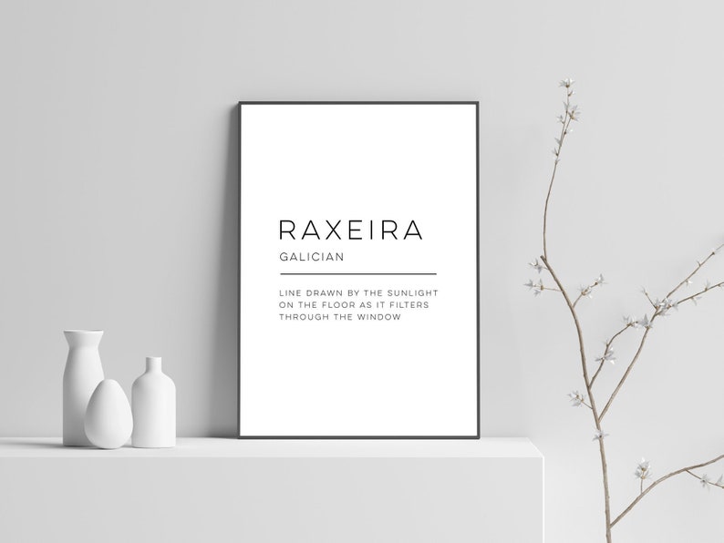 Pode incluir: Impress&atilde;o de arte imprim&iacute;vel em preto e branco com a palavra "RAXEIRA" em negrito, seguida da palavra "GALICIAN" em um tipo de letra menor. Abaixo das palavras h&aacute; uma descri&ccedil;&atilde;o: "LINE DRAWN BY THE SUNLIGHT ON THE FLOOR AS IT FILTERS THROUGH THE WINDOW."