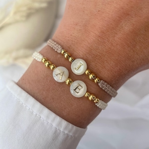 Personalisiertes minimalistisches Perlenarmband | Muschel mit Buchstabe | Initialen | Gold | Geschenk für Sie | Freundschaftsarmband