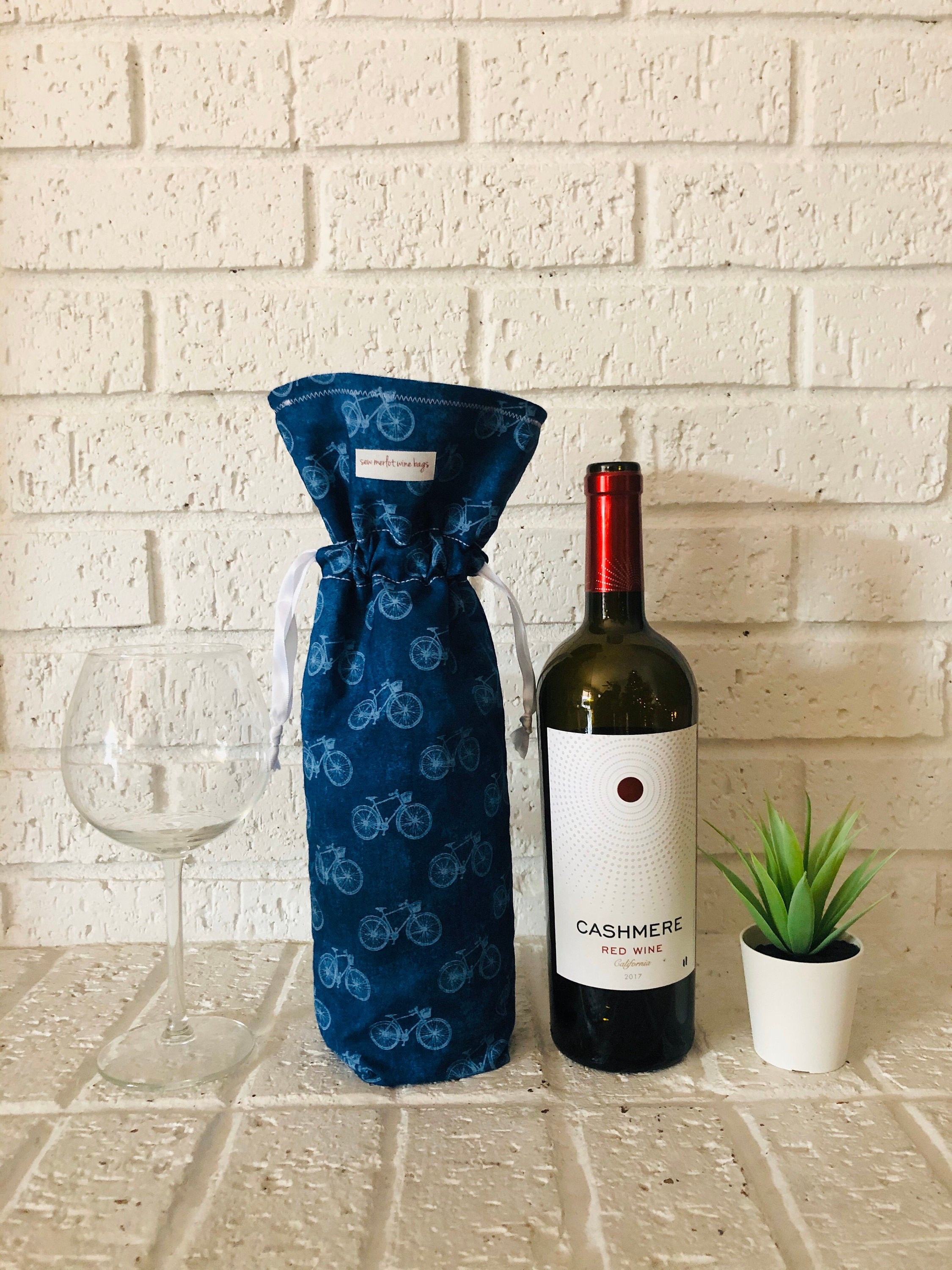 Buy Tirrinia Single Wine Tote Bag, Insulated Thermal Padded Wine Bottle  Carrying Cooler Carrier for Travel, Picnic, Great Gift for Wine Lover,  Black Online at Low Prices in India - Amazon.in