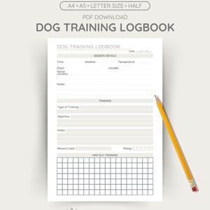Op de afbeelding: Een wit Dog Training Logbook met een gele potlood. Het logboek bevat secties voor sessiedetails, trainingstype en een trainingsraster. De tekst "DOG TRAINING LOGBOOK" staat bovenaan.