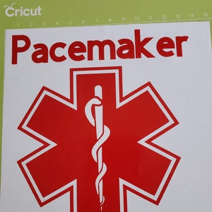 Puede incluir: Símbolo médico de estrella de la vida rojo y blanco con una serpiente blanca envuelta alrededor de una varilla en el centro. El texto "Pacemaker" está sobre el símbolo.