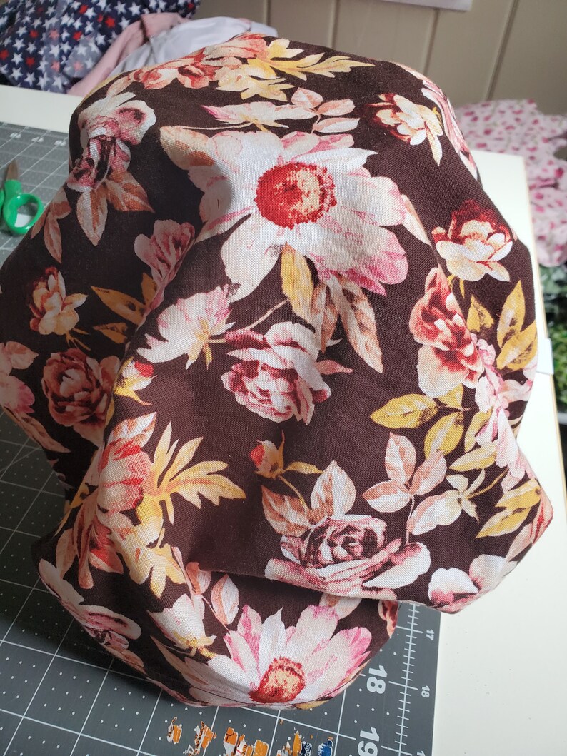 Brown floral bouffant hat w toggle