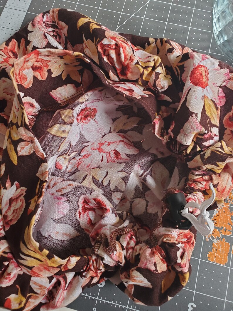 Brown floral bouffant hat w toggle