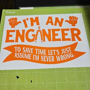 Może przedstawiać: Pomarańczowa naklejka winylowa z tekstem "I'm an Engineer" i grafiką kompasu. Tekst poniżej brzmi: "Aby zaoszczędzić czas, załóżmy, że nigdy się nie mylę."
