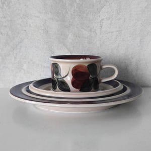 Finnish Arabia factory&#39;s Ruija mocha cup, saucer and dessert plate, Raija Uosikkinen