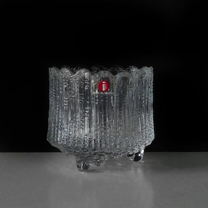 以下が含まれることがあります： テクスチャ加工された表面と3本の脚を持つ透明なガラスボウル。フィンランド製です。