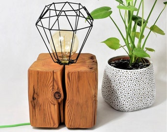 Loftlampe aus einem alten Balken. Tischlampe aus Holz mit schwarzem Schirm im Industriestil. Zero-Waste-Lampe!