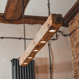 Eine lange Holzlampe aus einem Balken, der an Ketten im rustikalen Stil hängt. Eine einzigartige Holzlampe mit 5 LED-Glühbirnen, handgefertigt Bild 2