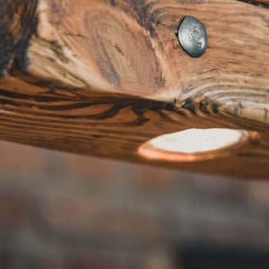 Eine lange Holzlampe aus einem Balken, der an Ketten im rustikalen Stil hängt. Eine einzigartige Holzlampe mit 5 LED-Glühbirnen, handgefertigt Bild 9