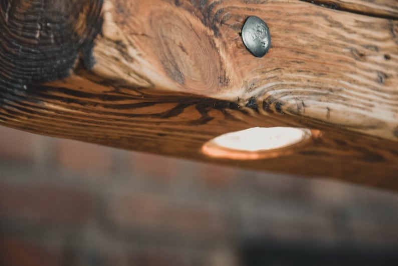 Eine lange Holzlampe aus einem Balken, der an Ketten im rustikalen Stil hängt. Eine einzigartige Holzlampe mit 5 LED-Glühbirnen, handgefertigt Bild 9