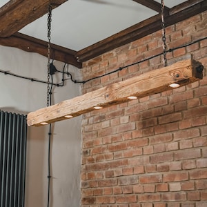 Eine lange Holzlampe aus einem Balken, der an Ketten im rustikalen Stil hängt. Eine einzigartige Holzlampe mit 5 LED-Glühbirnen, handgefertigt Bild 4