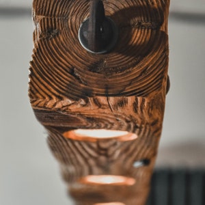 Eine lange Holzlampe aus einem Balken, der an Ketten im rustikalen Stil hängt. Eine einzigartige Holzlampe mit 5 LED-Glühbirnen, handgefertigt Bild 3
