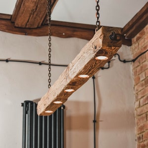 Eine lange Holzlampe aus einem Balken, der an Ketten im rustikalen Stil hängt. Eine einzigartige Holzlampe mit 5 LED-Glühbirnen, handgefertigt Bild 10