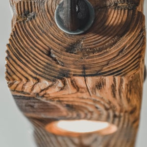 Eine lange Holzlampe aus einem Balken, der an Ketten im rustikalen Stil hängt. Eine einzigartige Holzlampe mit 5 LED-Glühbirnen, handgefertigt Bild 8