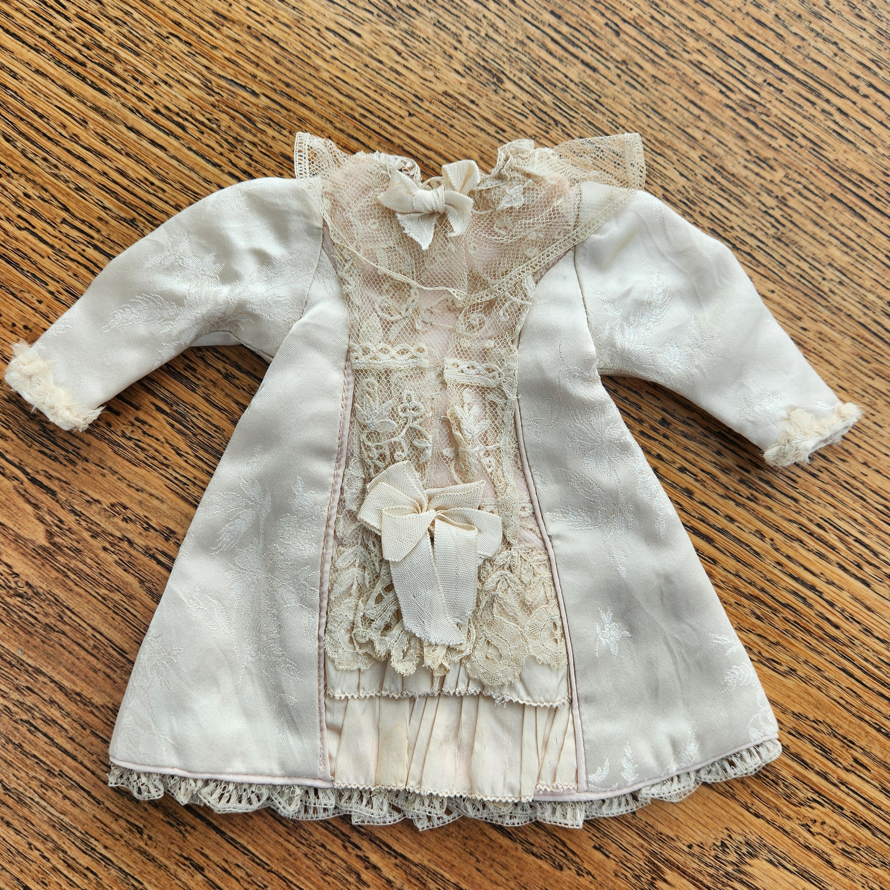 Anciens bonnets enfants en dentelle - Le Grenier de Lisette