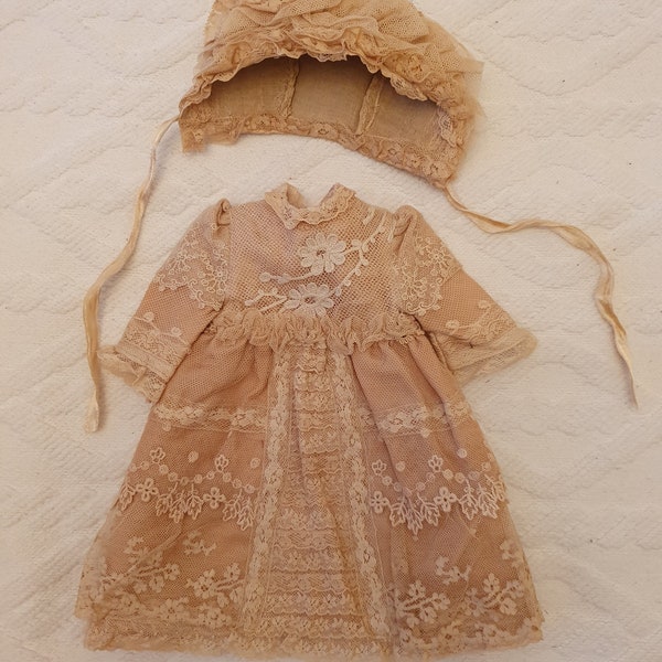 Robe avec bonnet pour poupée ancienne