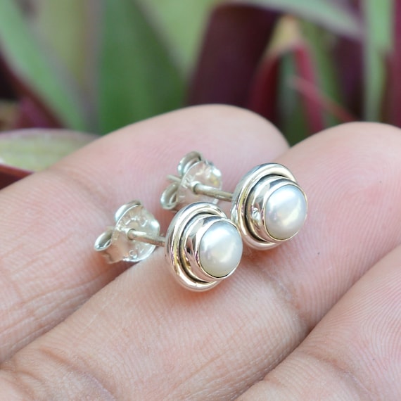 Sterling silver pearl earrings Sterling silver pearl earrings