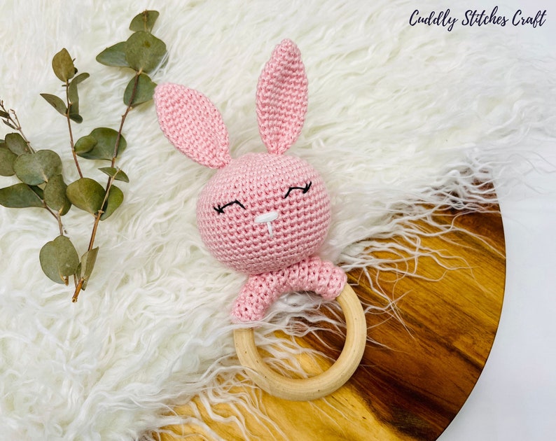 Sleepy bunny crochet rattle pattern, crochet baby rattle, crochet wooden rattle, Amigurumi bunny pattern image 3