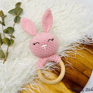 Sleepy bunny crochet rattle pattern, crochet baby rattle, crochet wooden rattle, Amigurumi bunny pattern image 6