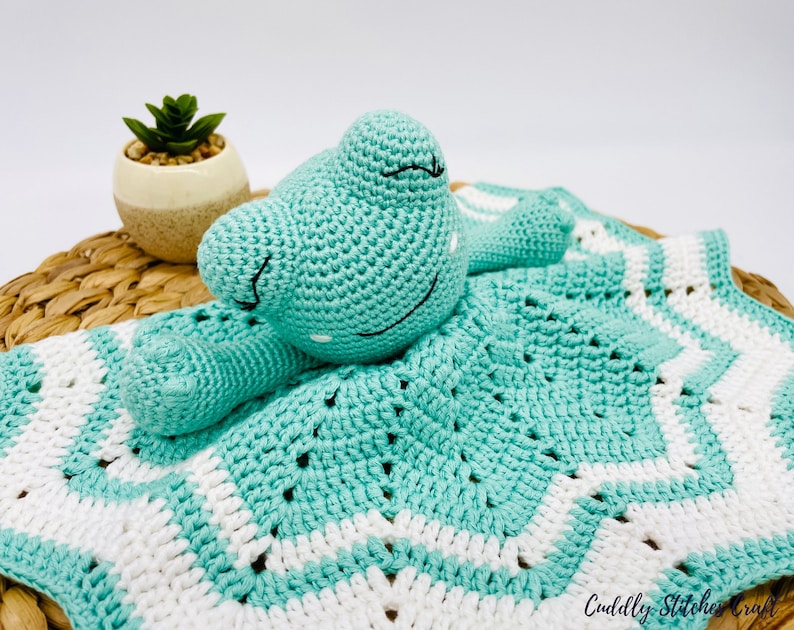 Crochet frog lovey pattern, Amigurumi frog lovey blanket, crochet security blanket image 5