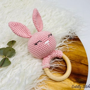 Sleepy bunny crochet rattle pattern, crochet baby rattle, crochet wooden rattle, Amigurumi bunny pattern image 5