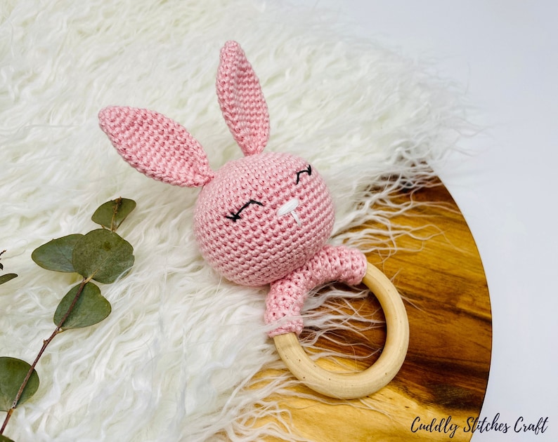 Sleepy bunny crochet rattle pattern, crochet baby rattle, crochet wooden rattle, Amigurumi bunny pattern image 5