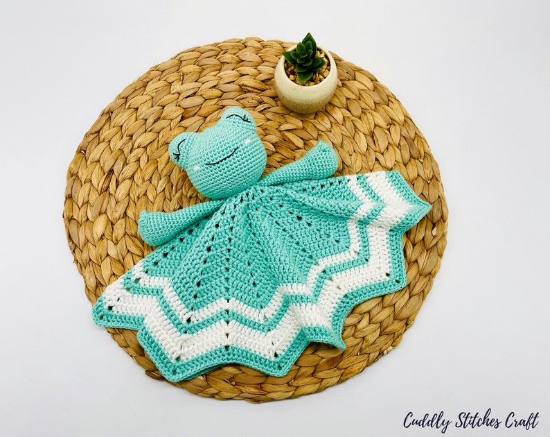 Crochet frog lovey pattern, Amigurumi frog lovey blanket, crochet security blanket image 7