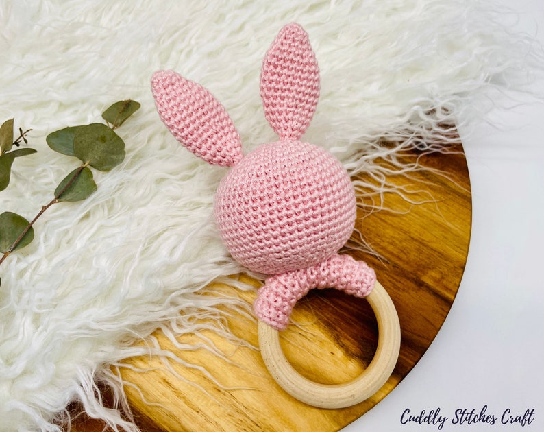 Sleepy bunny crochet rattle pattern, crochet baby rattle, crochet wooden rattle, Amigurumi bunny pattern image 4