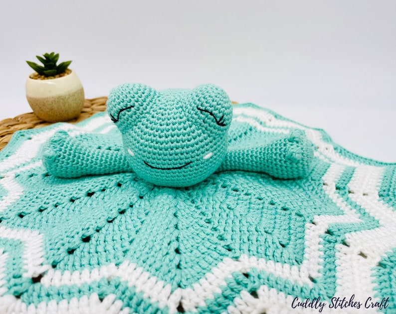 Crochet frog lovey pattern, Amigurumi frog lovey blanket, crochet security blanket image 3