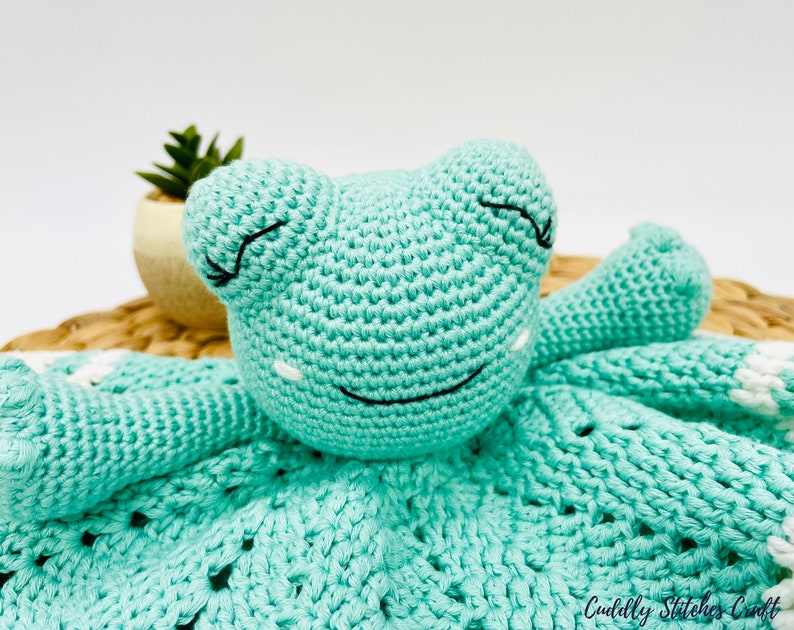 Crochet frog lovey pattern, Amigurumi frog lovey blanket, crochet security blanket image 8